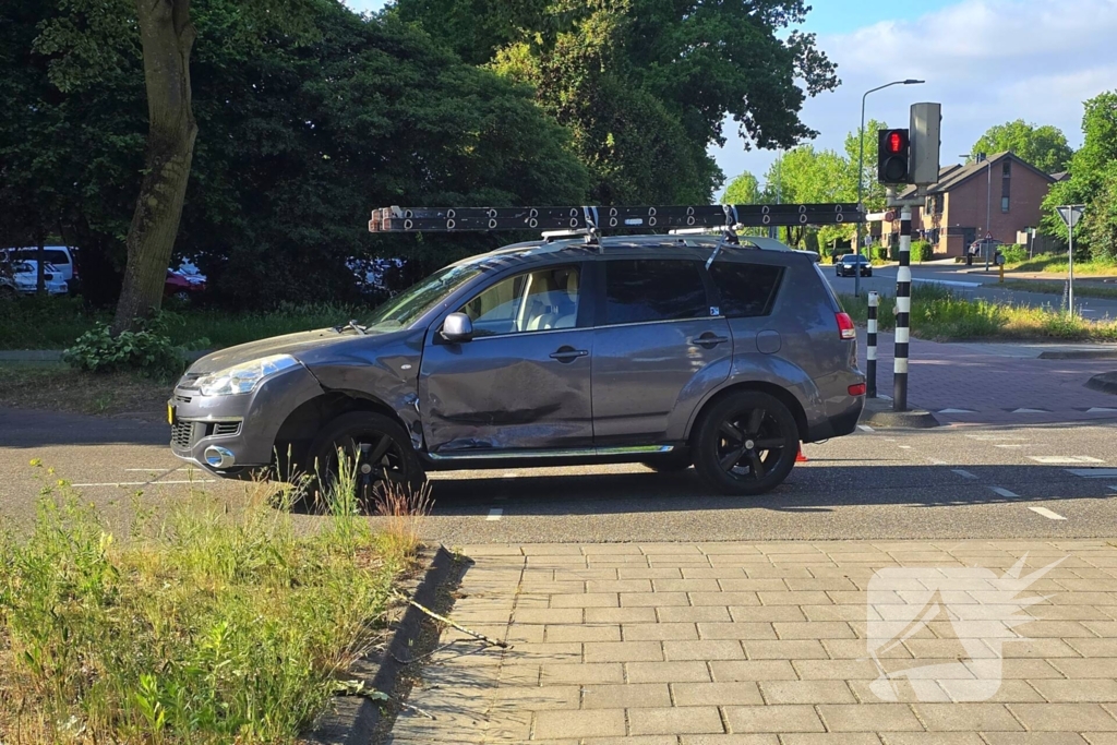 Botsing op kruising leidt tot verkeershinder