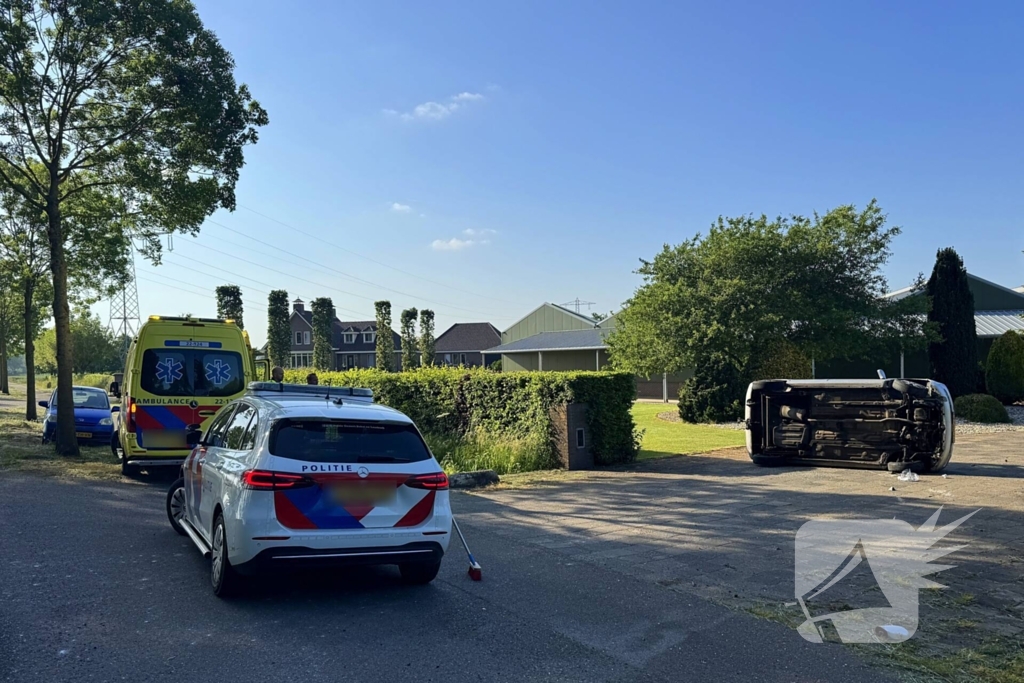 Automobilist verliest macht over het stuur ramt boom en belandt op zijkant