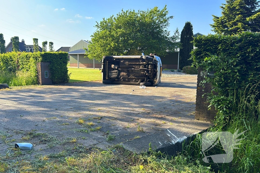 Automobilist verliest macht over het stuur ramt boom en belandt op zijkant
