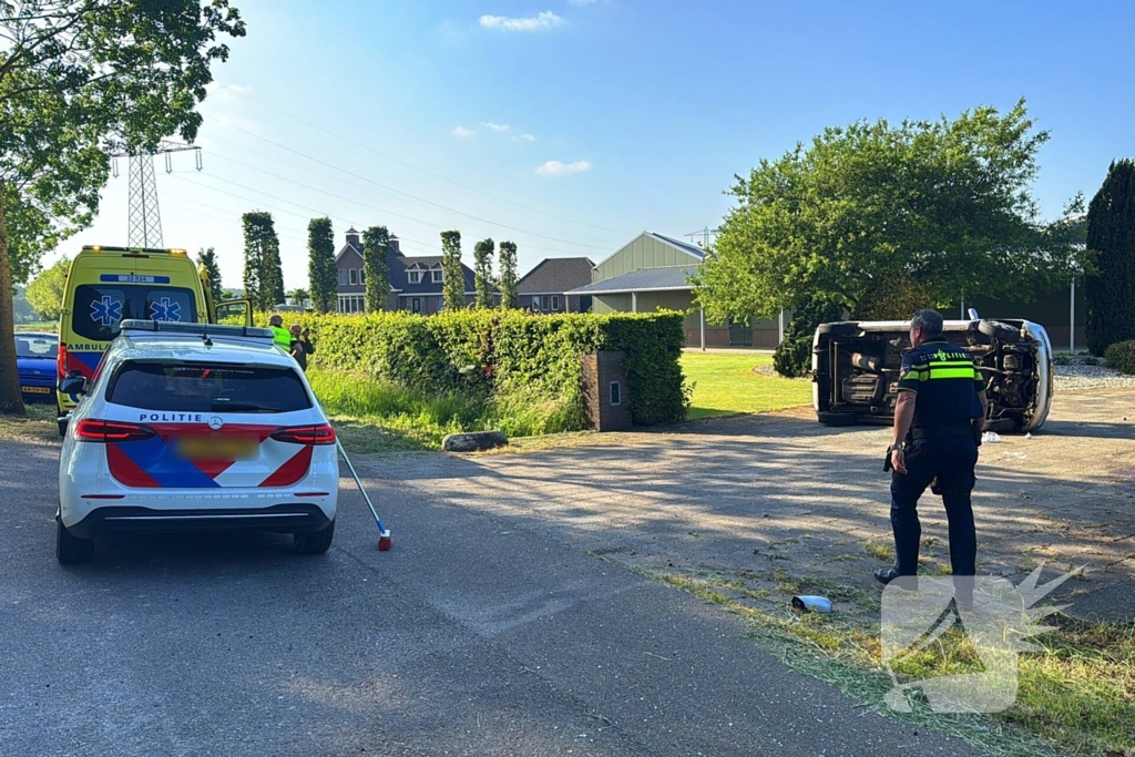 Automobilist verliest macht over het stuur ramt boom en belandt op zijkant