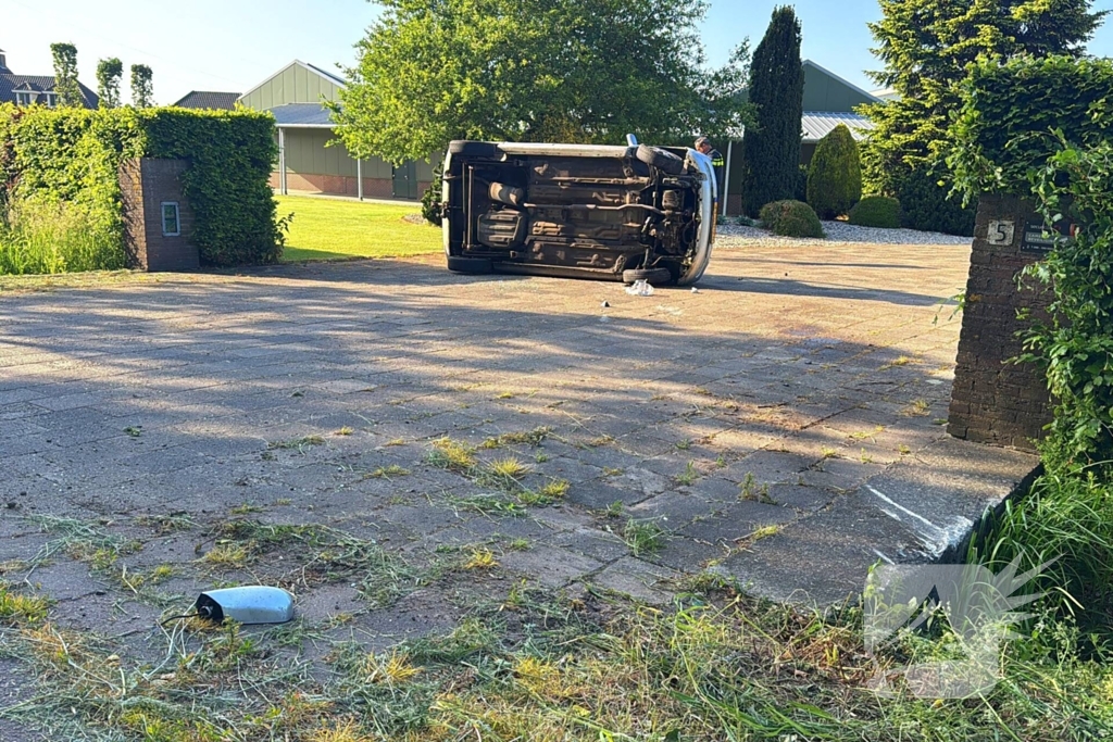 Automobilist verliest macht over het stuur ramt boom en belandt op zijkant