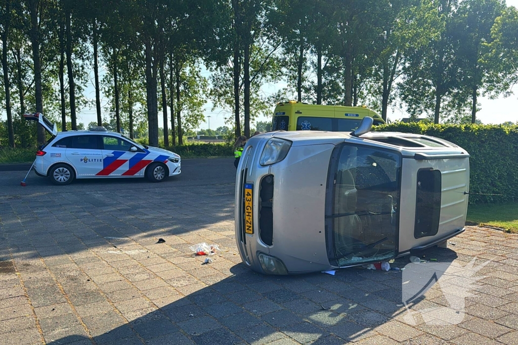 Automobilist verliest macht over het stuur ramt boom en belandt op zijkant