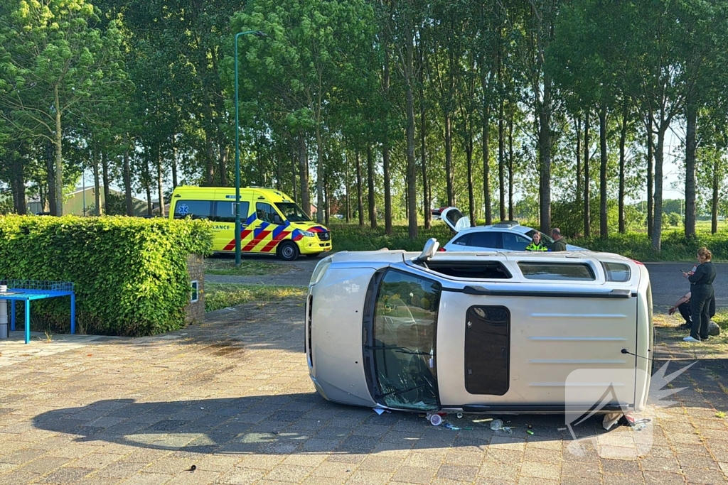 Automobilist verliest macht over het stuur ramt boom en belandt op zijkant