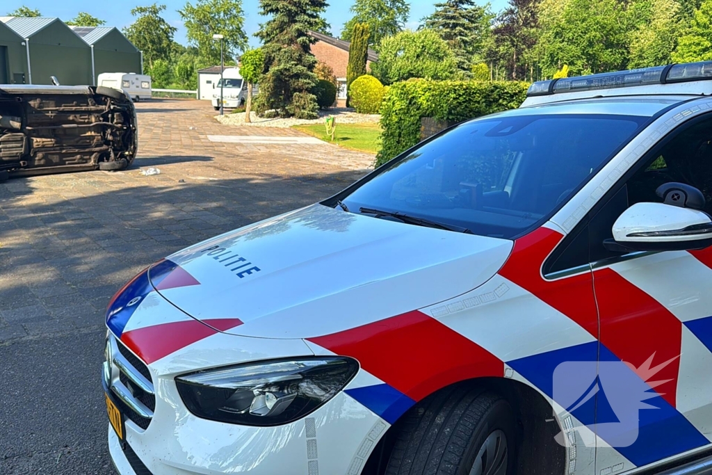 Automobilist verliest macht over het stuur ramt boom en belandt op zijkant