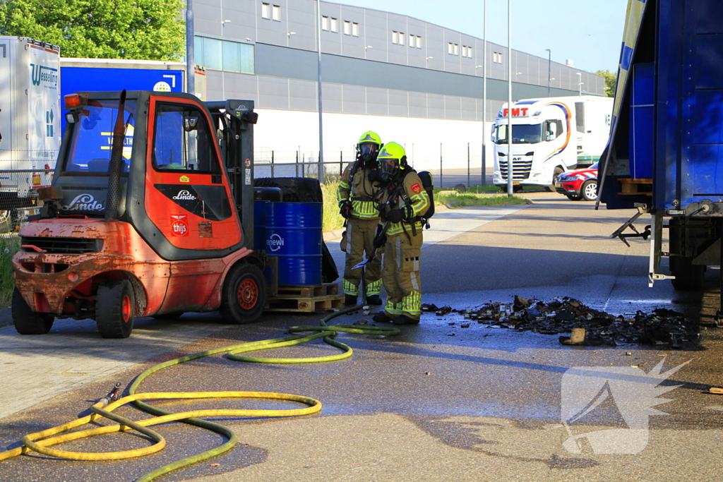 Trailer met accu's vat vlam