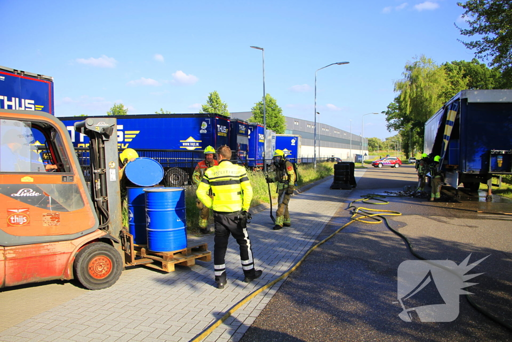 Trailer met accu's vat vlam