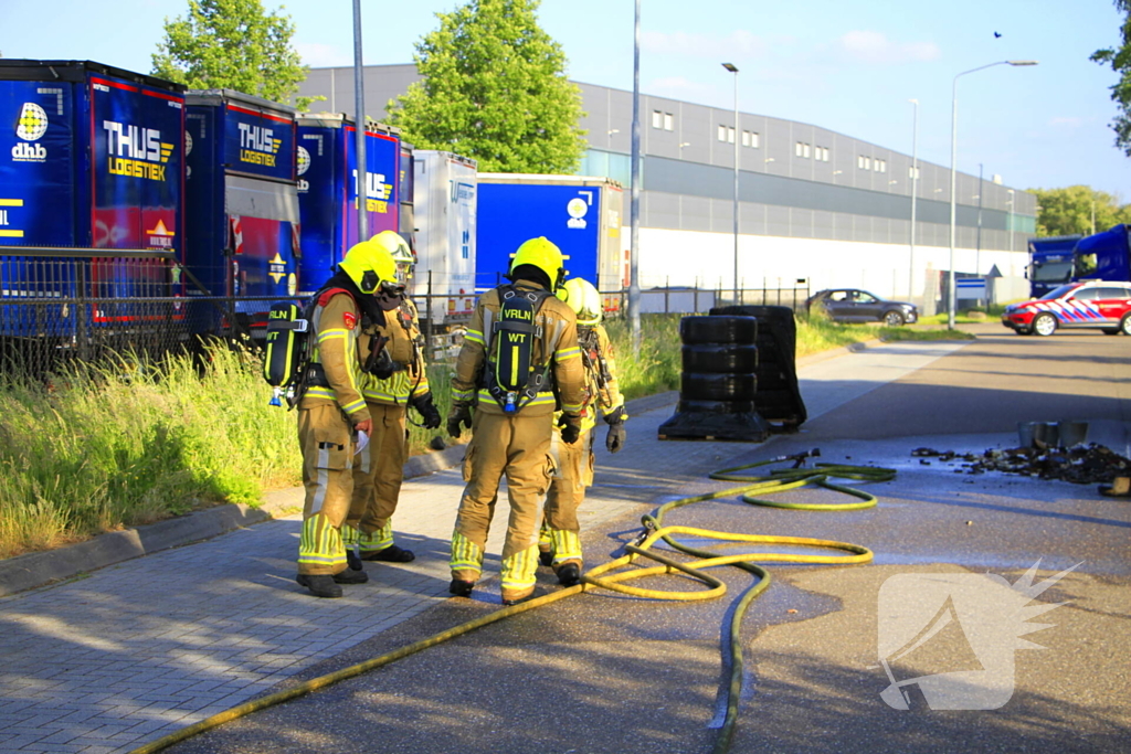 Trailer met accu's vat vlam