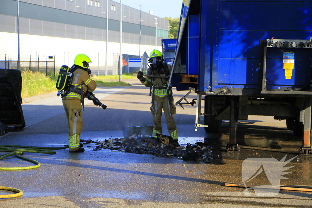 Trailer met accu's vat vlam