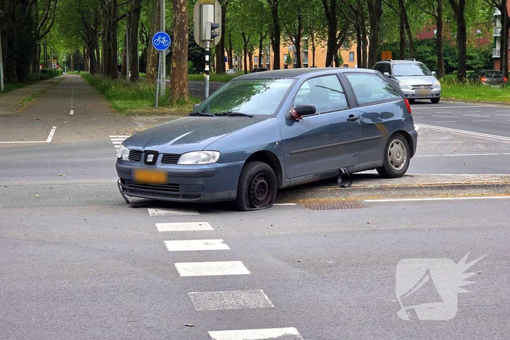 Twee voertuigen fiks beschadigd bij ongeval op kruising