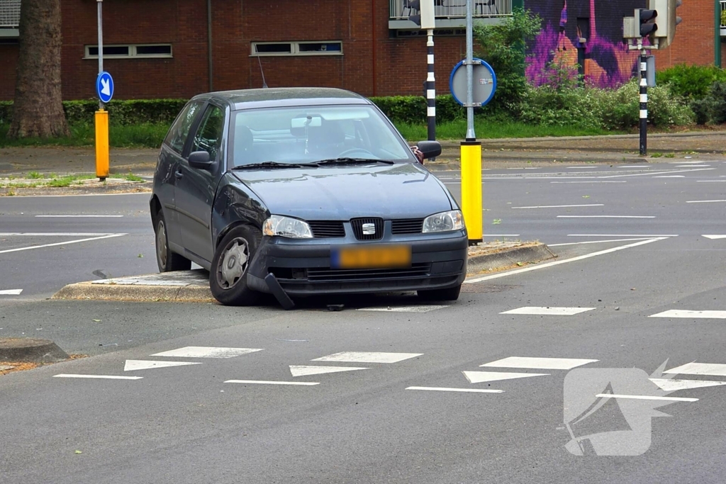 Twee voertuigen fiks beschadigd bij ongeval op kruising
