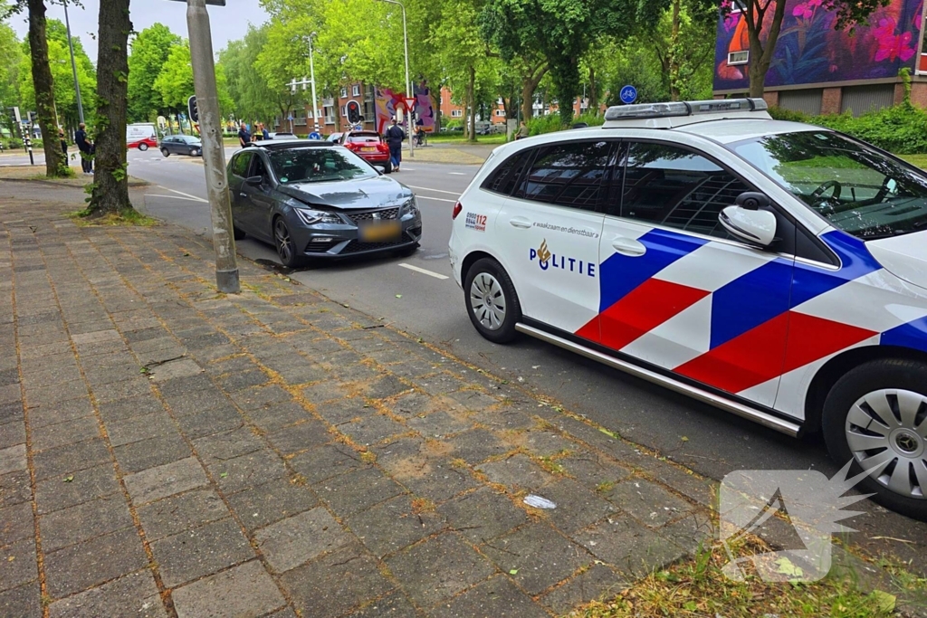 Twee voertuigen fiks beschadigd bij ongeval op kruising