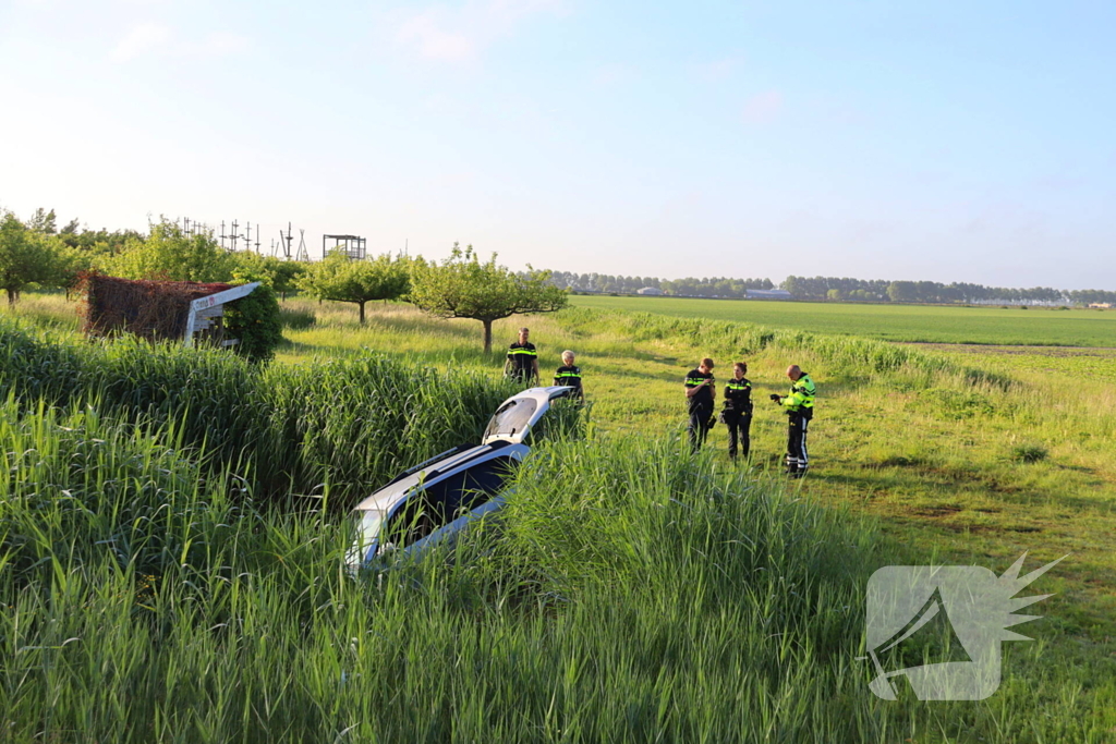 Automobilist gewond nadat voertuig te water raakt