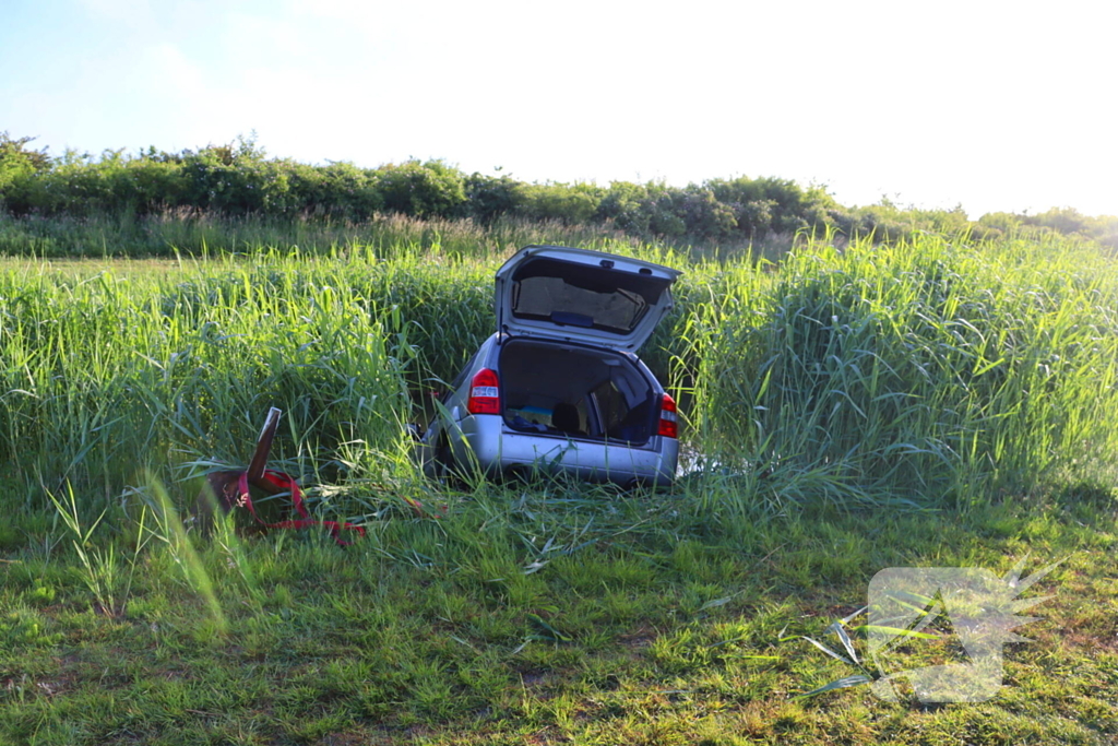Automobilist gewond nadat voertuig te water raakt