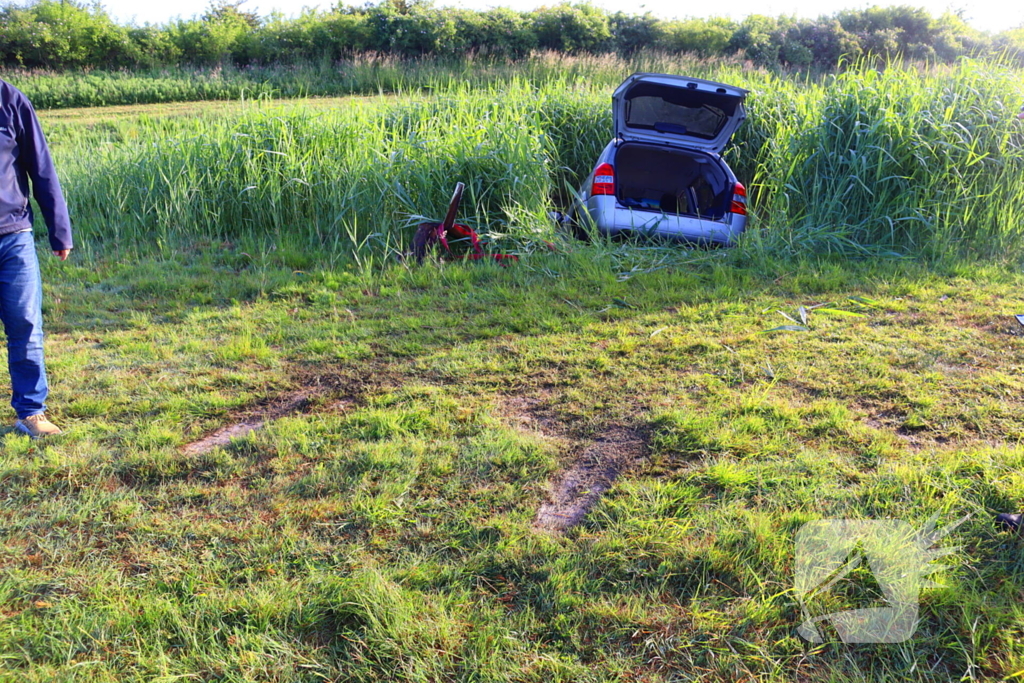 Automobilist gewond nadat voertuig te water raakt