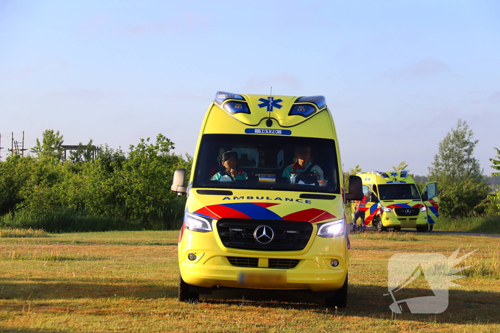 Automobilist gewond nadat voertuig te water raakt