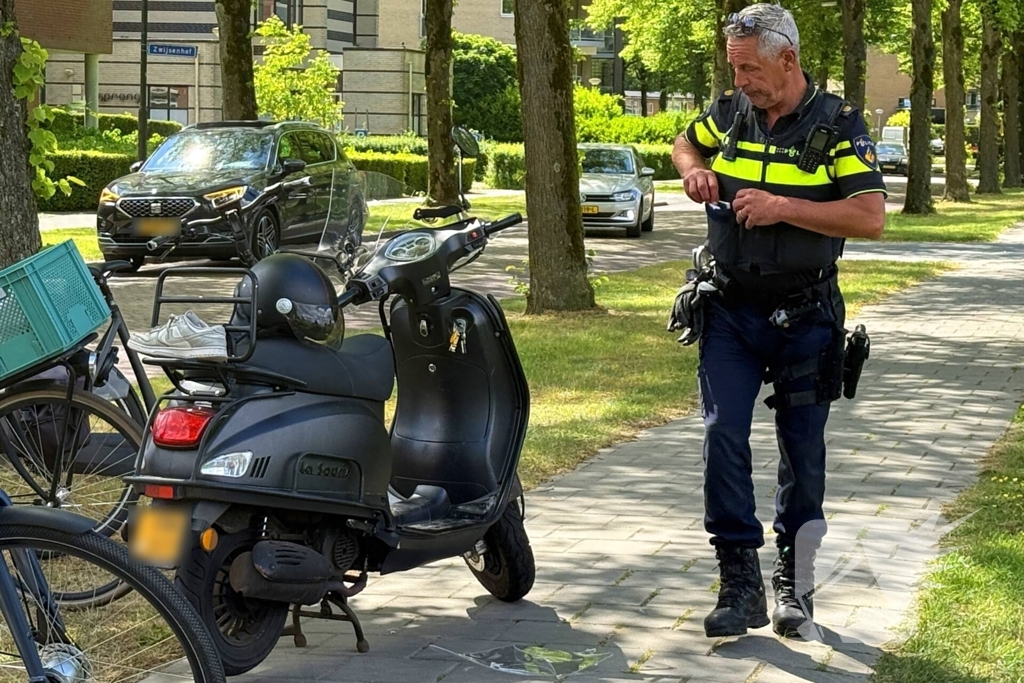 Scooterrijdster gewond na valpartij op kruising