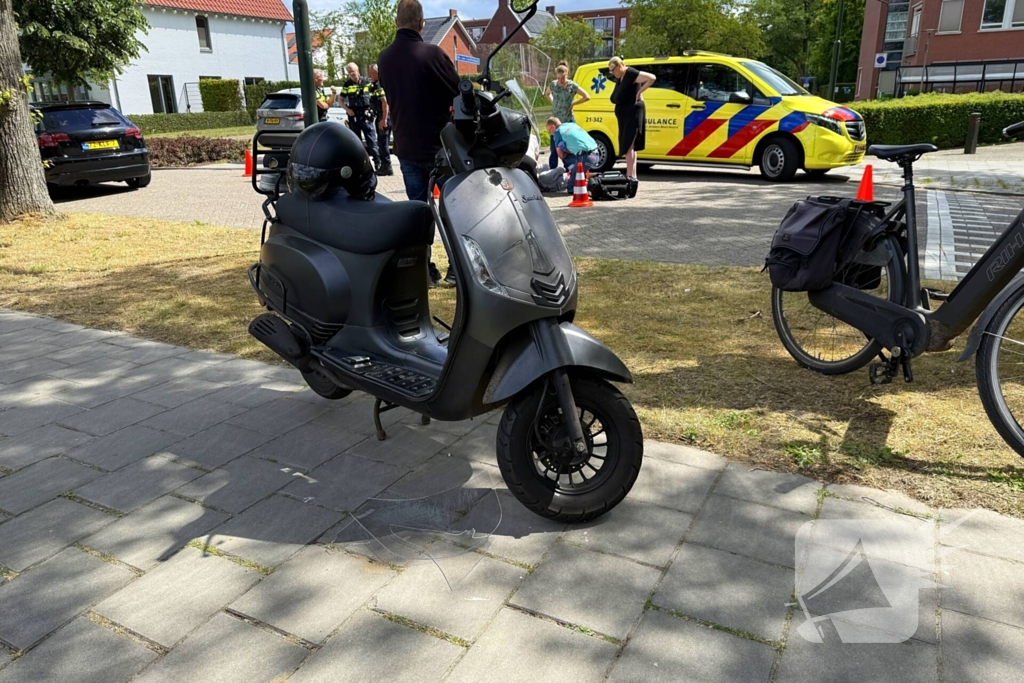Scooterrijdster gewond na valpartij op kruising