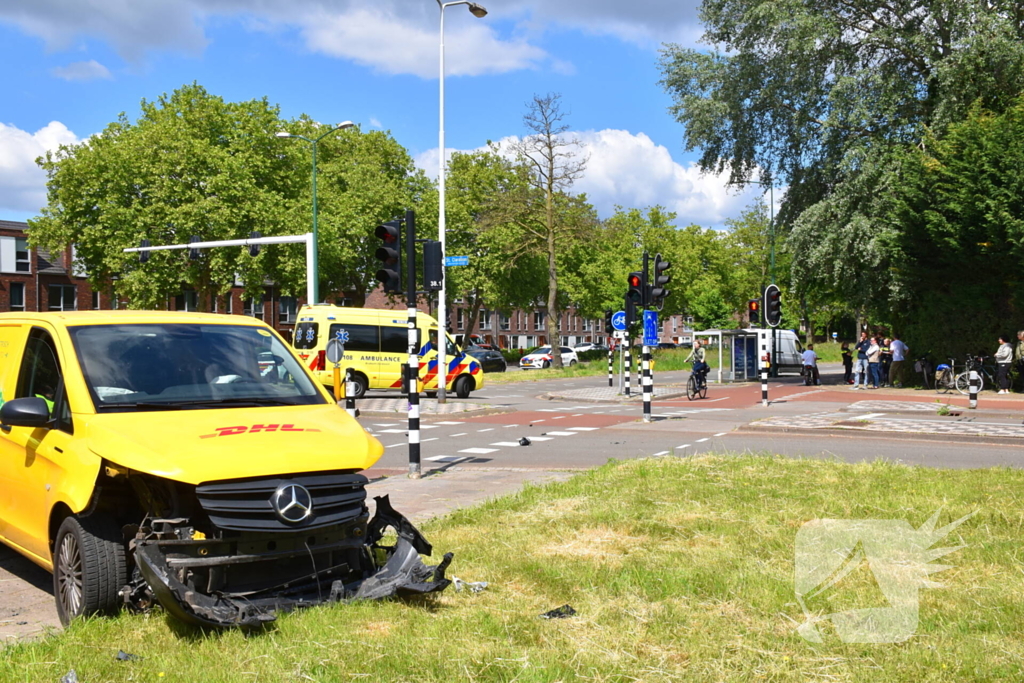 Enorme ravage na ongeval tussen bestelbus en auto