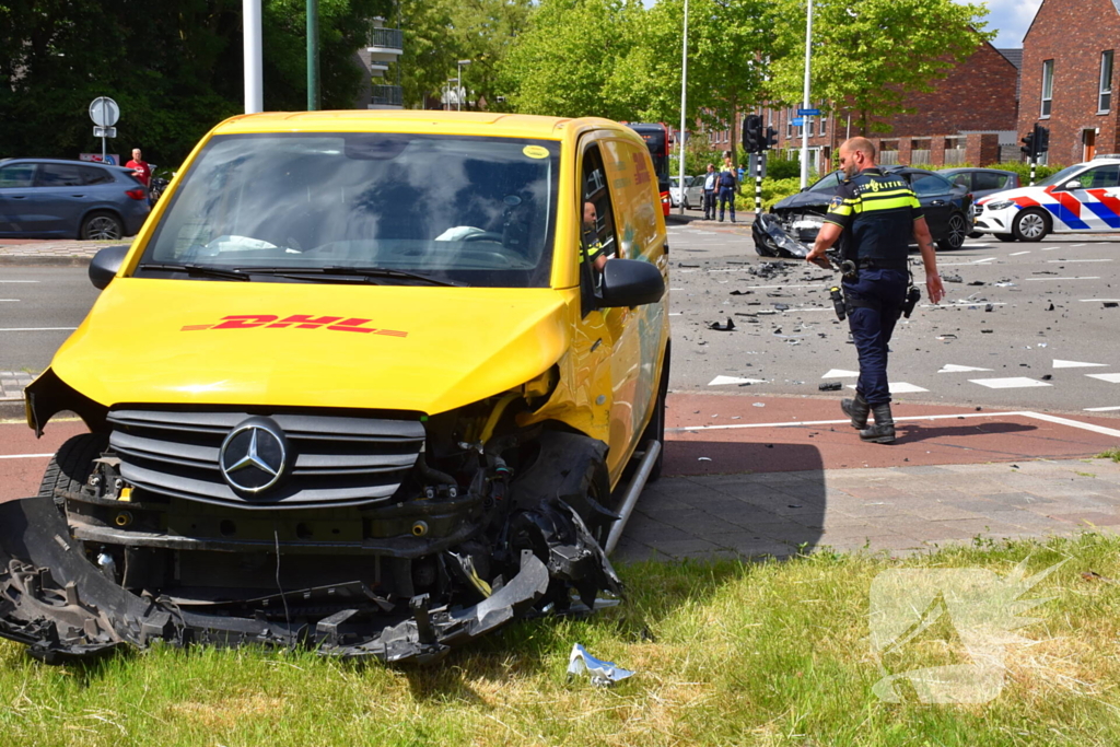 Enorme ravage na ongeval tussen bestelbus en auto