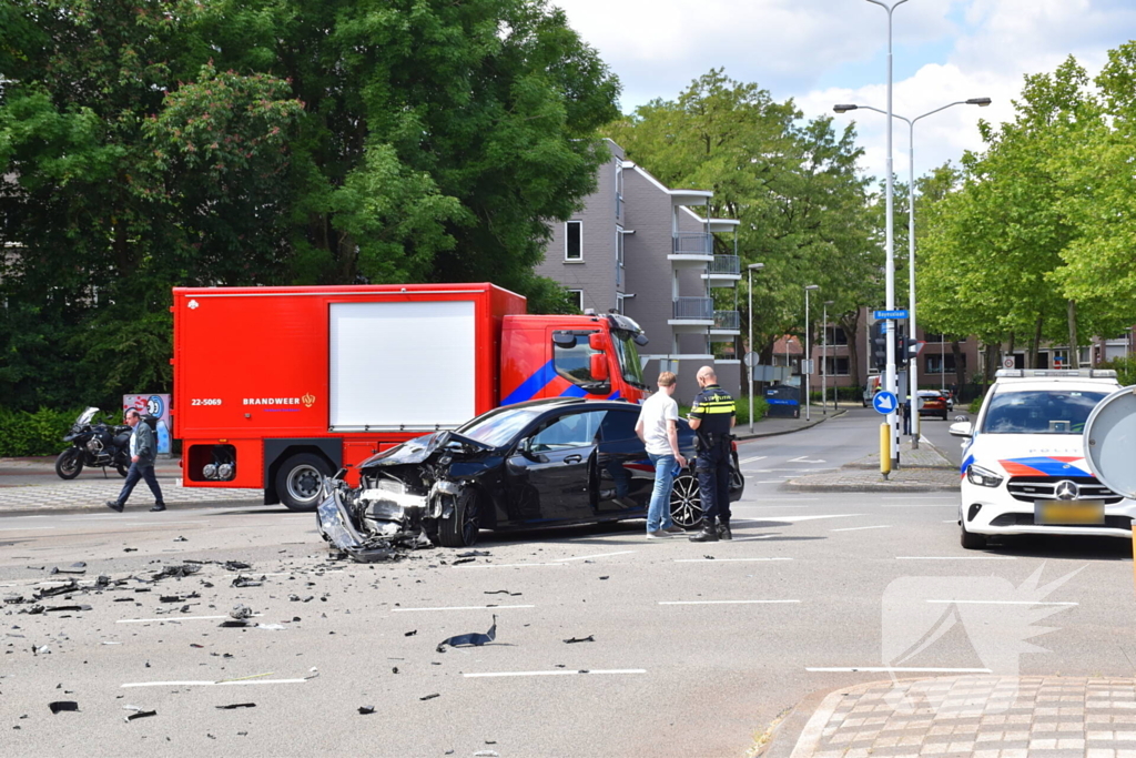 Enorme ravage na ongeval tussen bestelbus en auto