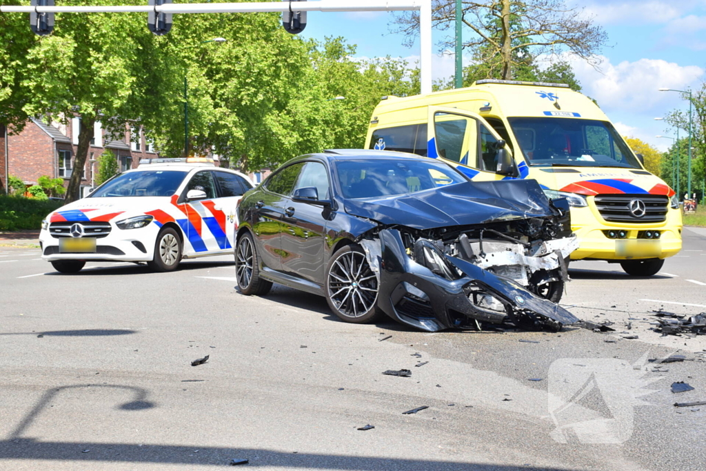 Enorme ravage na ongeval tussen bestelbus en auto