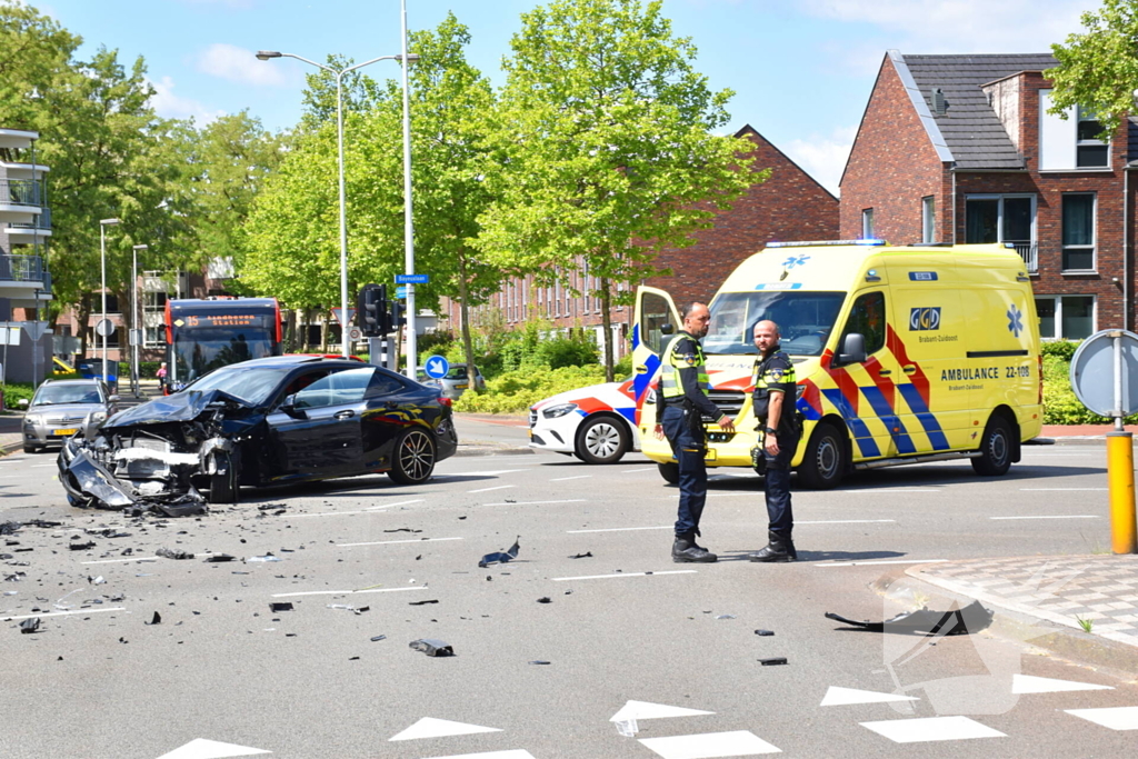 Enorme ravage na ongeval tussen bestelbus en auto