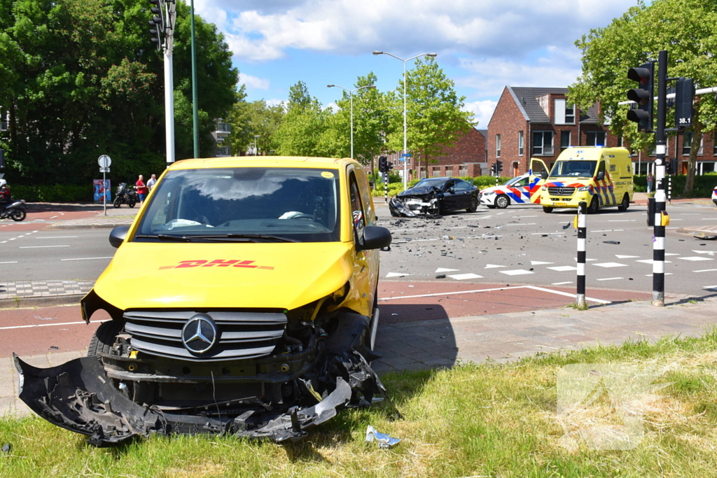 Enorme ravage na ongeval tussen bestelbus en auto