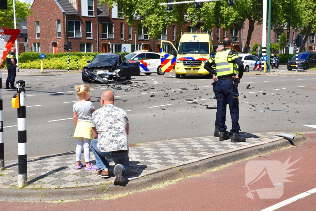 Enorme ravage na ongeval tussen bestelbus en auto