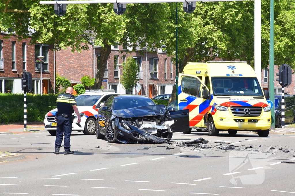 Enorme ravage na ongeval tussen bestelbus en auto