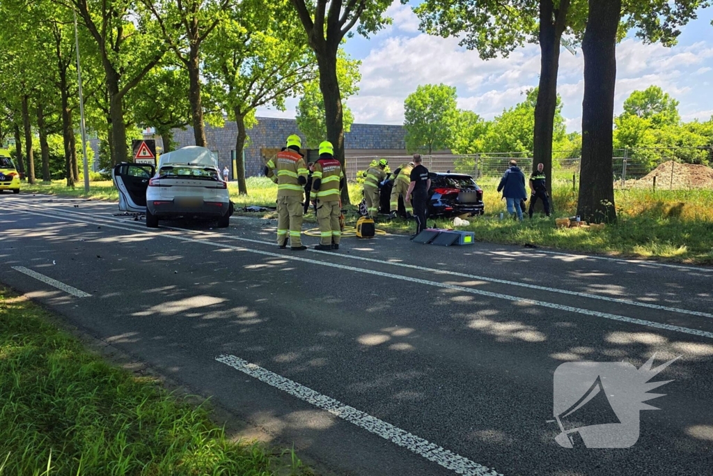 Vier auto's betrokken bij ongeval; flinke ravage op de weg