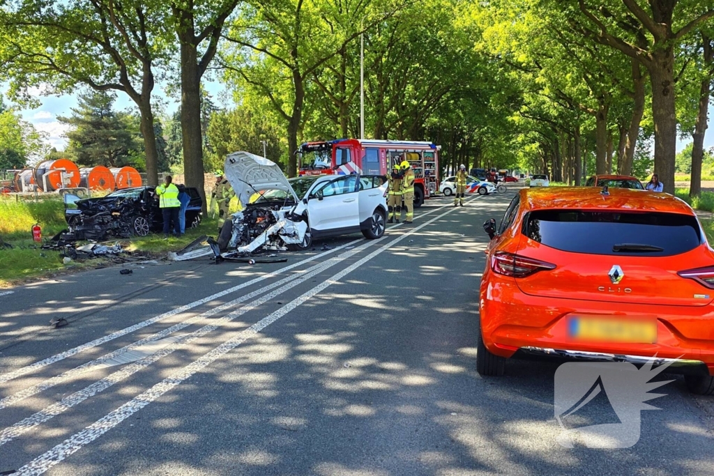 Vier auto's betrokken bij ongeval; flinke ravage op de weg
