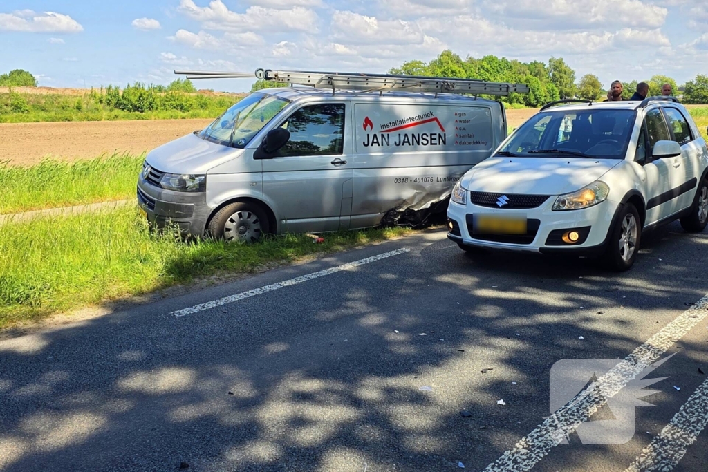 Vier auto's betrokken bij ongeval; flinke ravage op de weg