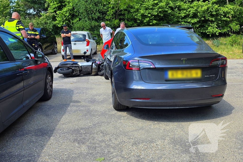 Scooterrijder botst tegen Tesla op parkeerplaats