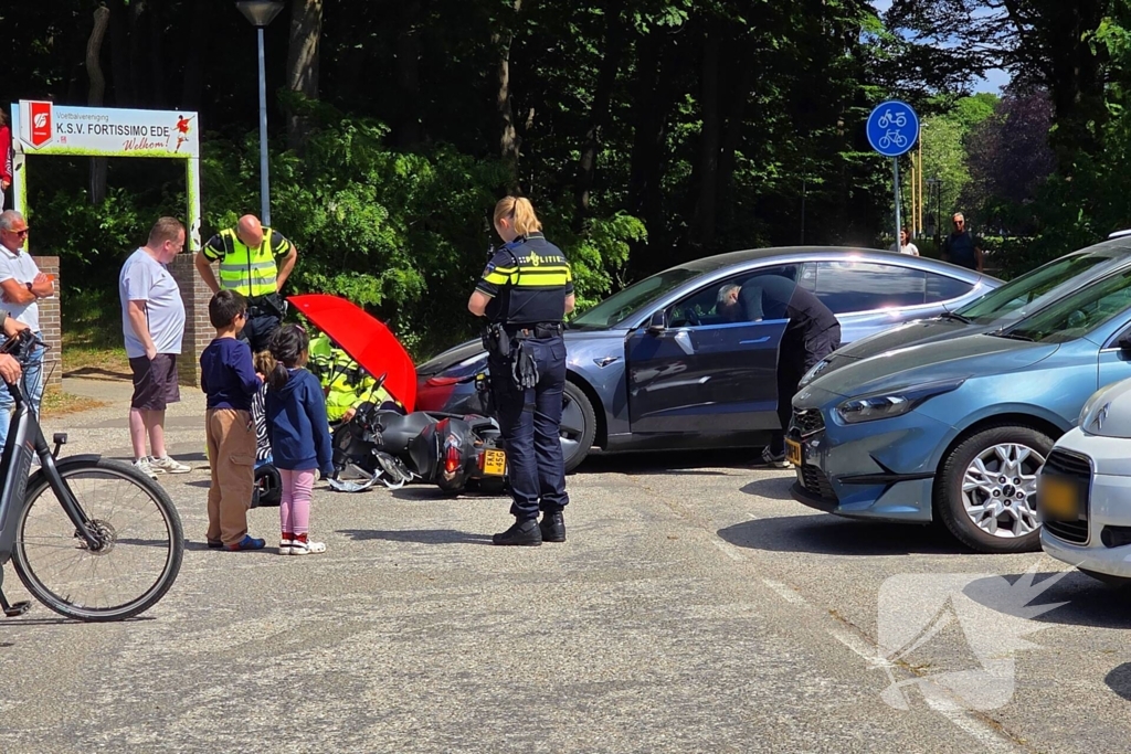 Scooterrijder botst tegen Tesla op parkeerplaats