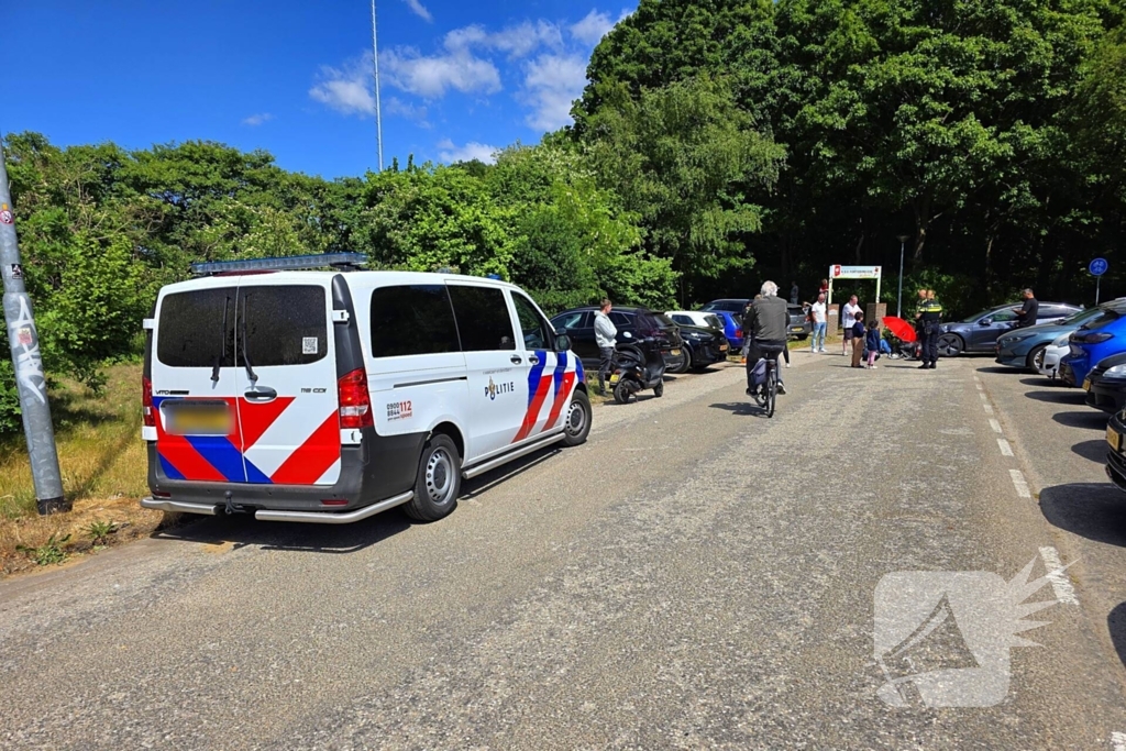 Scooterrijder botst tegen Tesla op parkeerplaats