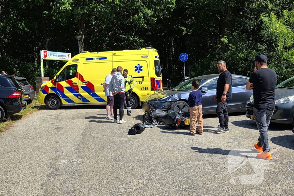 Scooterrijder botst tegen Tesla op parkeerplaats