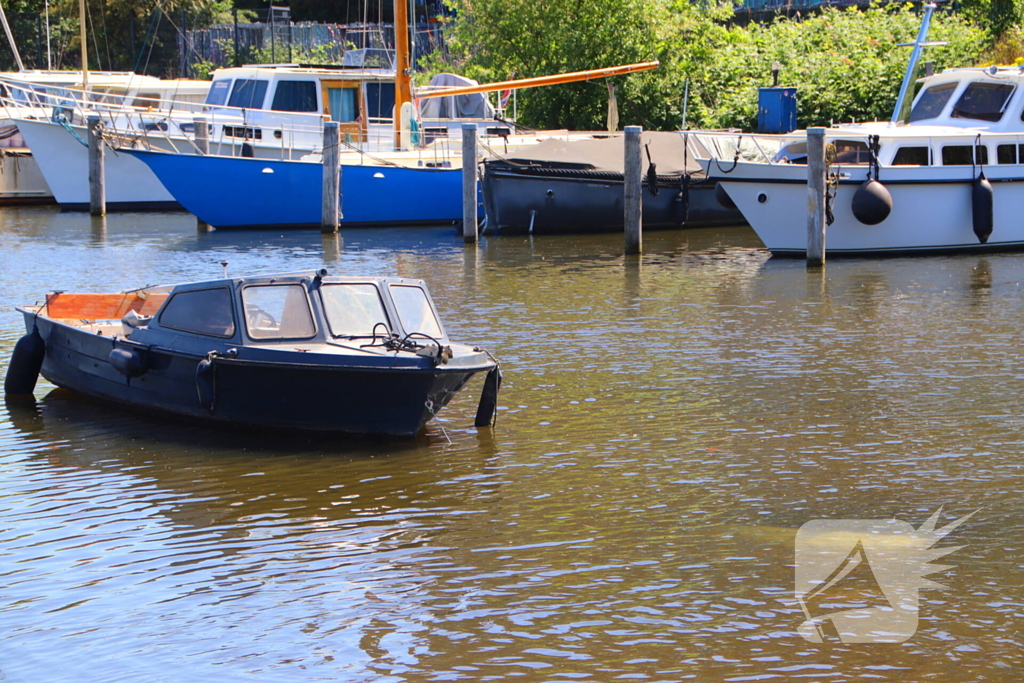 Auto met boot te water bij trailerhelling