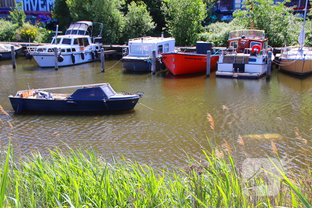 Auto met boot te water bij trailerhelling