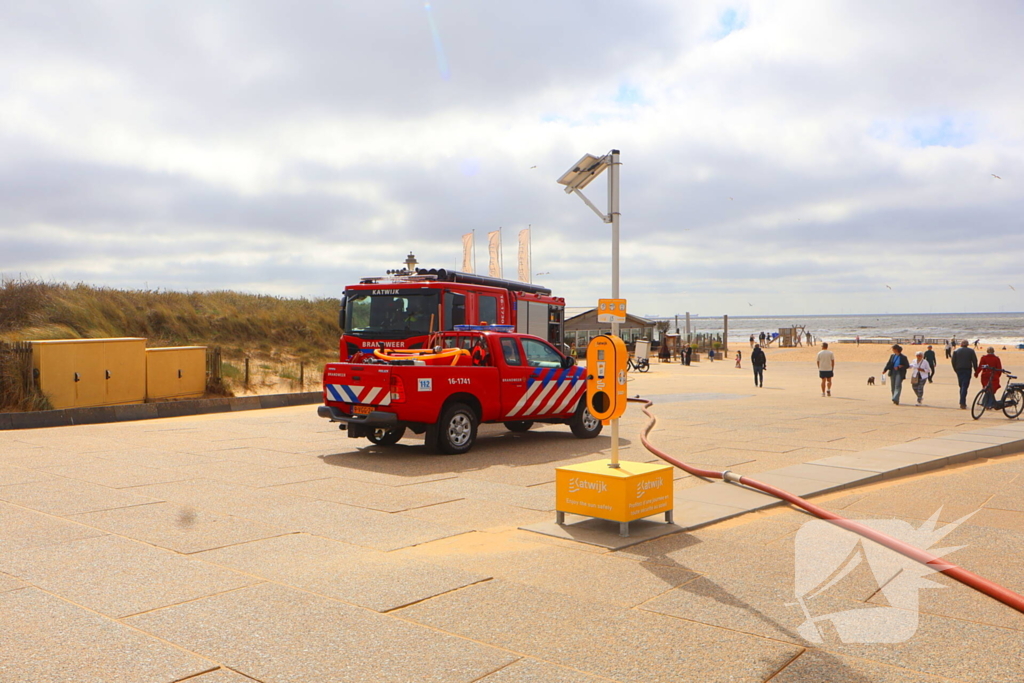 Brandweer besproeit duinen ter voorbereiding op demonstratie
