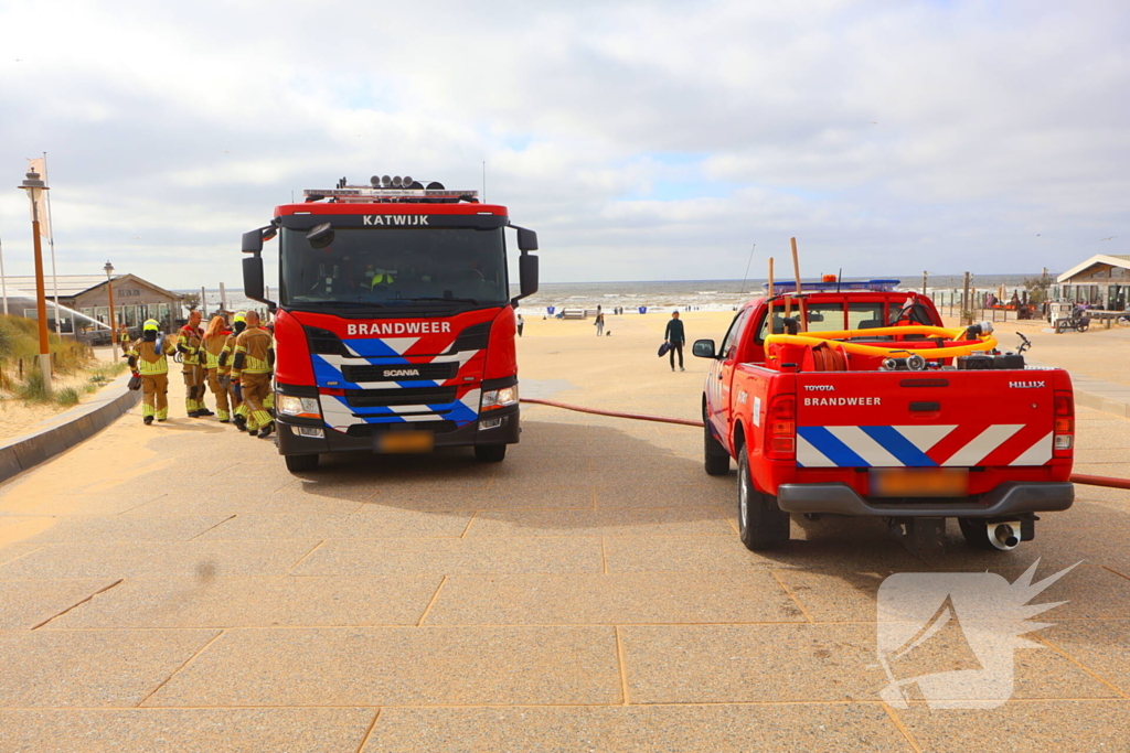 Brandweer besproeit duinen ter voorbereiding op demonstratie