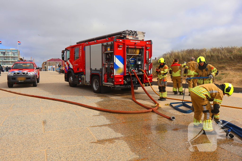 Brandweer besproeit duinen ter voorbereiding op demonstratie