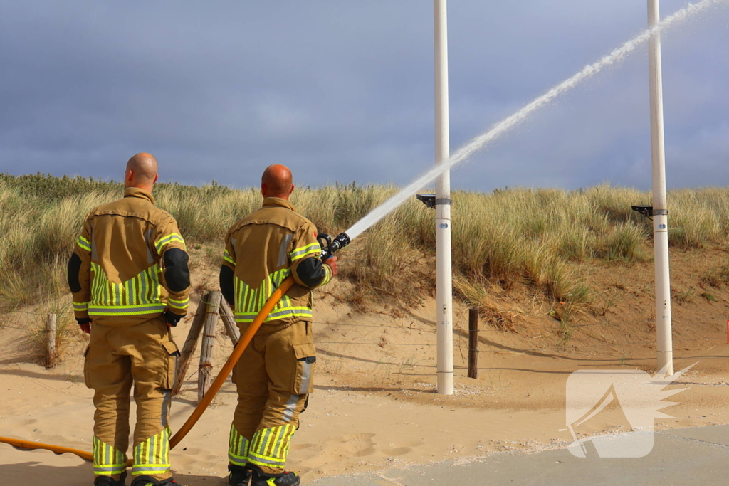 Brandweer besproeit duinen ter voorbereiding op demonstratie