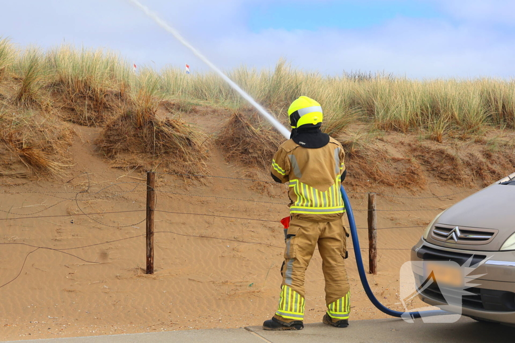 Brandweer besproeit duinen ter voorbereiding op demonstratie
