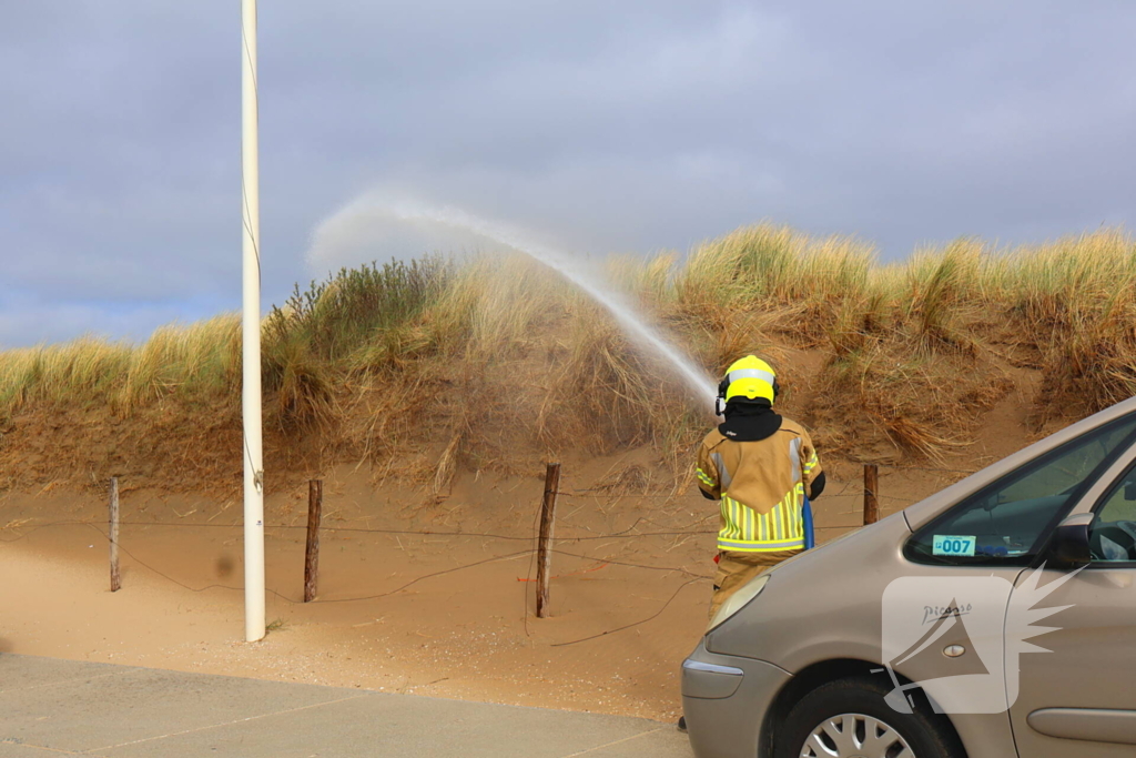 Brandweer besproeit duinen ter voorbereiding op demonstratie