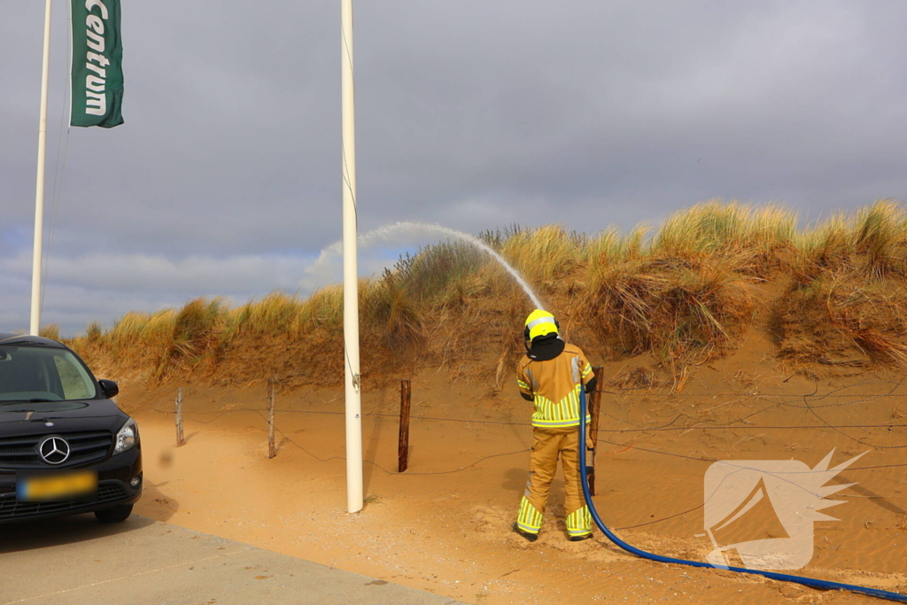 Brandweer besproeit duinen ter voorbereiding op demonstratie