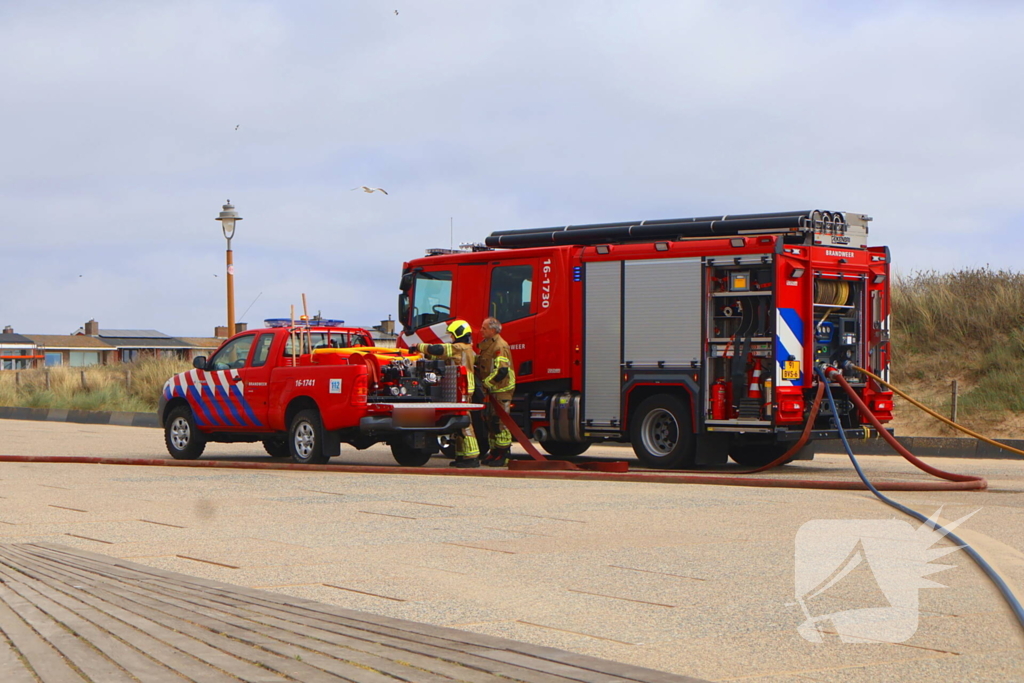 Brandweer besproeit duinen ter voorbereiding op demonstratie