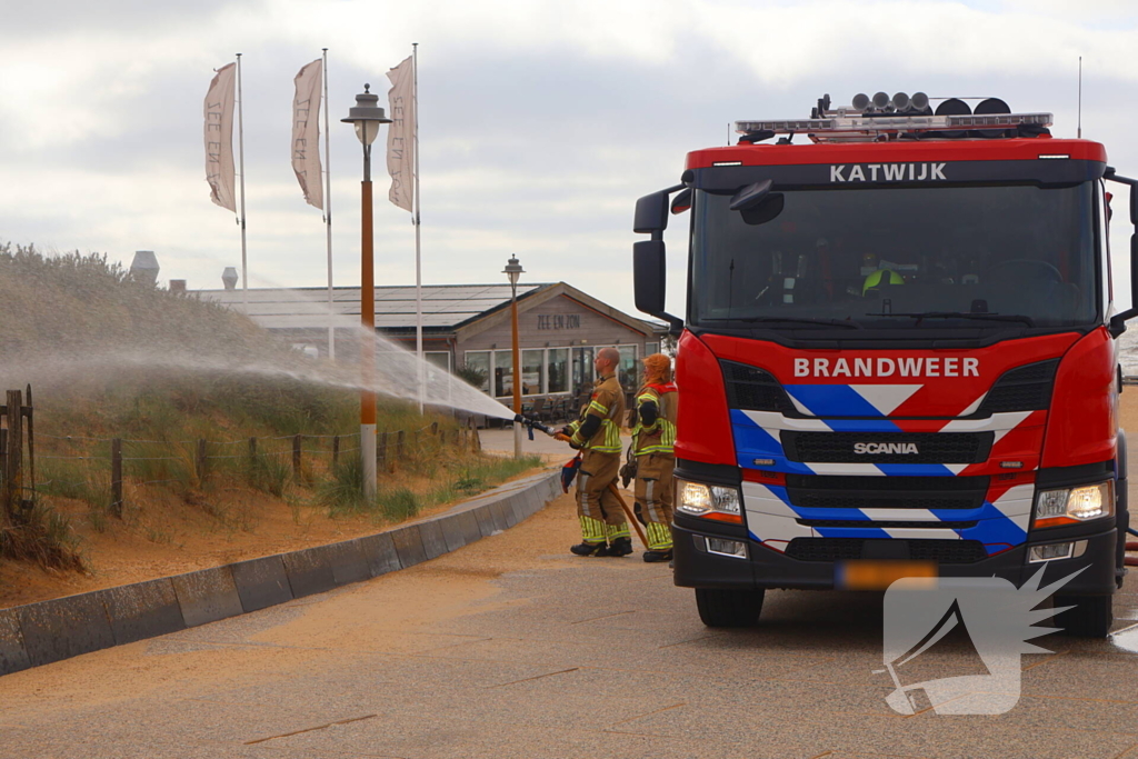 Brandweer besproeit duinen ter voorbereiding op demonstratie