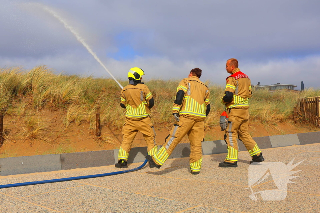 Brandweer besproeit duinen ter voorbereiding op demonstratie