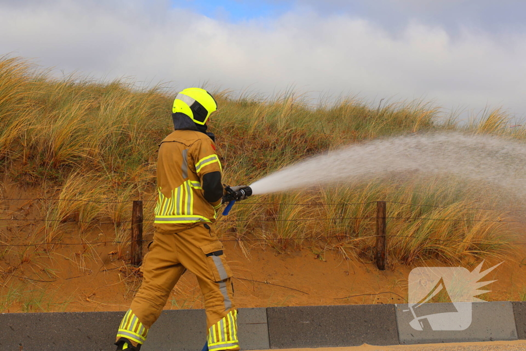 Brandweer besproeit duinen ter voorbereiding op demonstratie