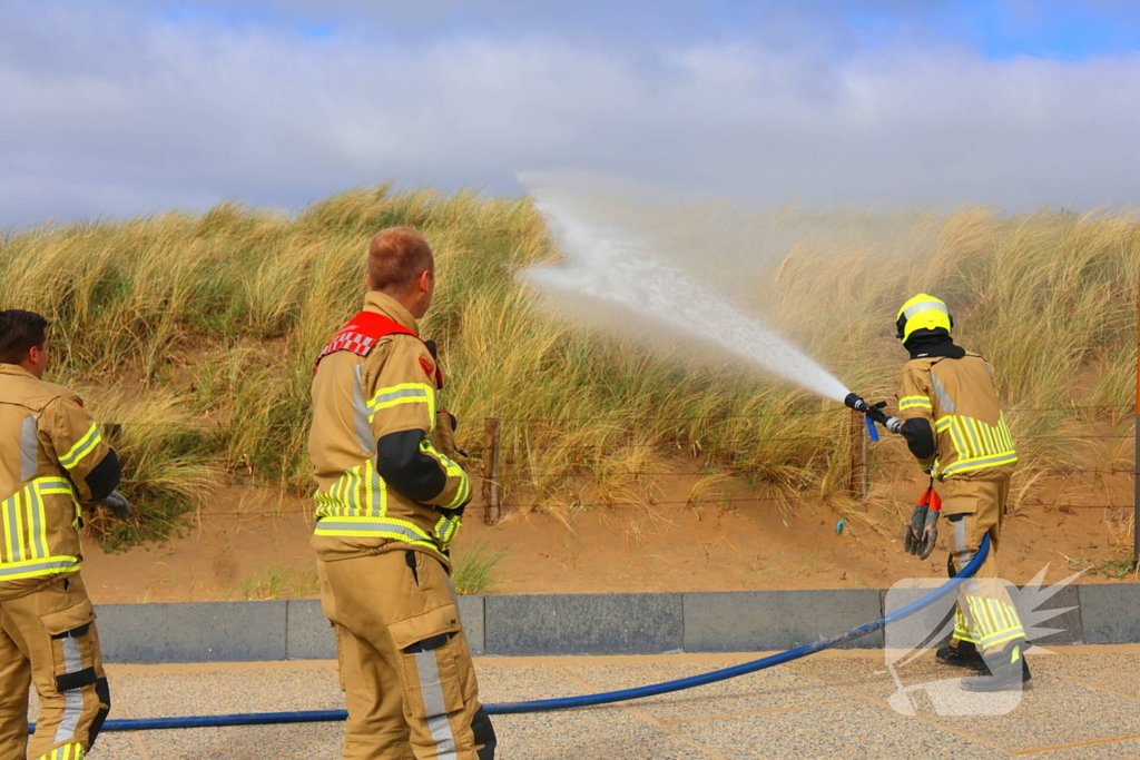 Brandweer besproeit duinen ter voorbereiding op demonstratie